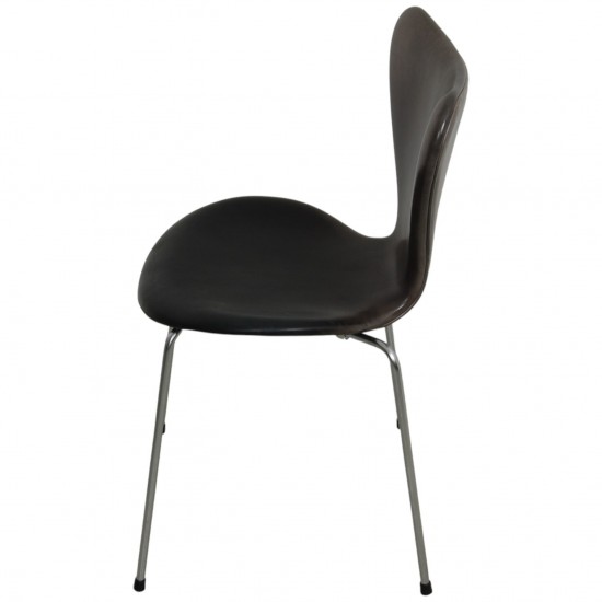 Sæt af 4 Arne Jacobsen Syver stole i patineret sort anilin læder