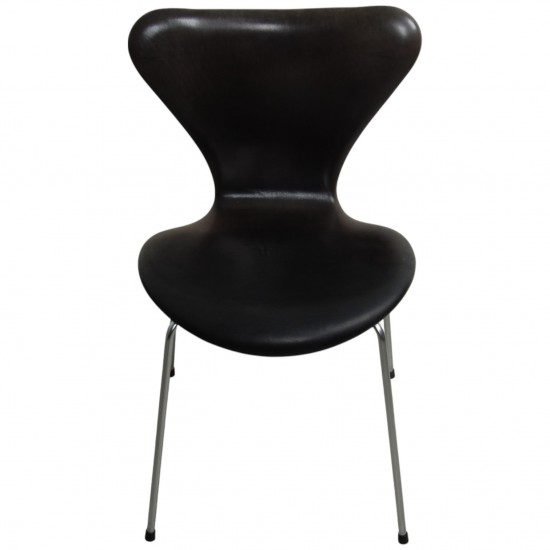 Sæt af 4 Arne Jacobsen Syver stole i patineret sort anilin læder