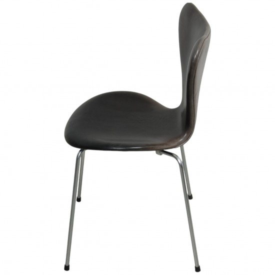 Sæt af 4 Arne Jacobsen Syver stole i patineret sort anilin læder