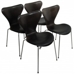Set of 4 Arne Jacobsen Seven chairs in patinated black anilin leather