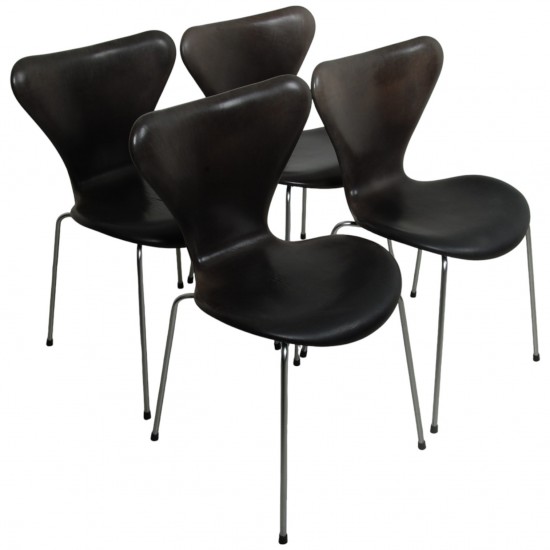 Sæt af 4 Arne Jacobsen Syver stole i patineret sort anilin læder
