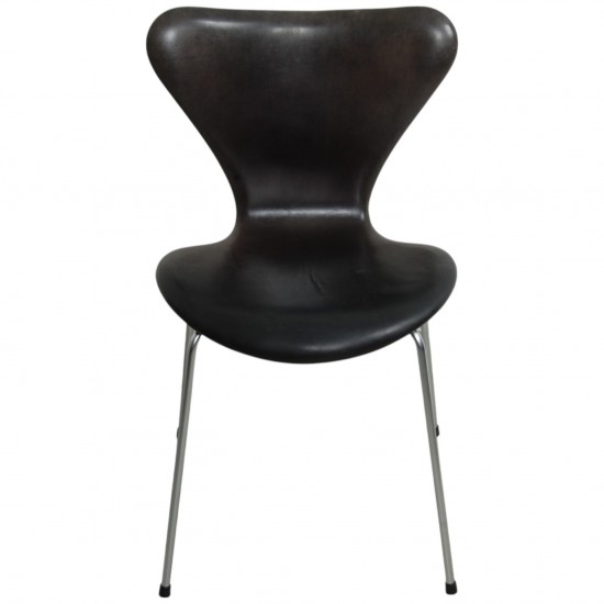 Sæt af 4 Arne Jacobsen Syver stole i patineret sort anilin læder