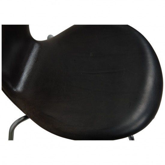 Sæt af 4 Arne Jacobsen Syver stole i patineret sort anilin læder