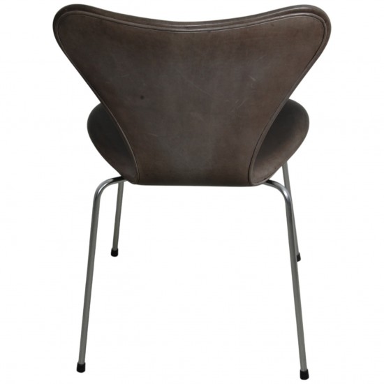 Sæt af 4 Arne Jacobsen Syver stole i patineret sort anilin læder