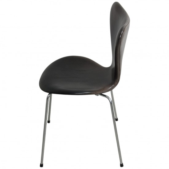 Sæt af 4 Arne Jacobsen Syver stole i patineret sort anilin læder