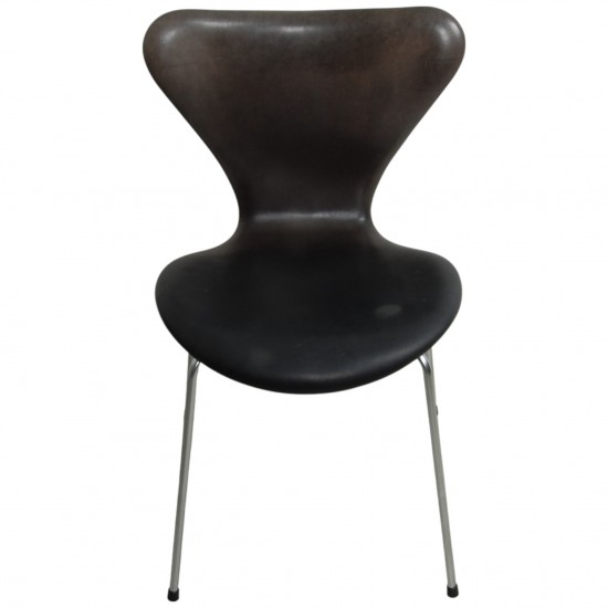 Sæt af 4 Arne Jacobsen Syver stole i patineret sort anilin læder