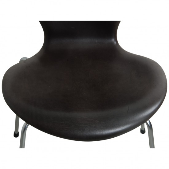 Sæt af 4 Arne Jacobsen Syver stole i patineret sort anilin læder