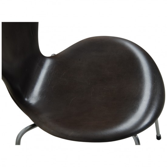 Sæt af 4 Arne Jacobsen Syver stole i patineret sort anilin læder