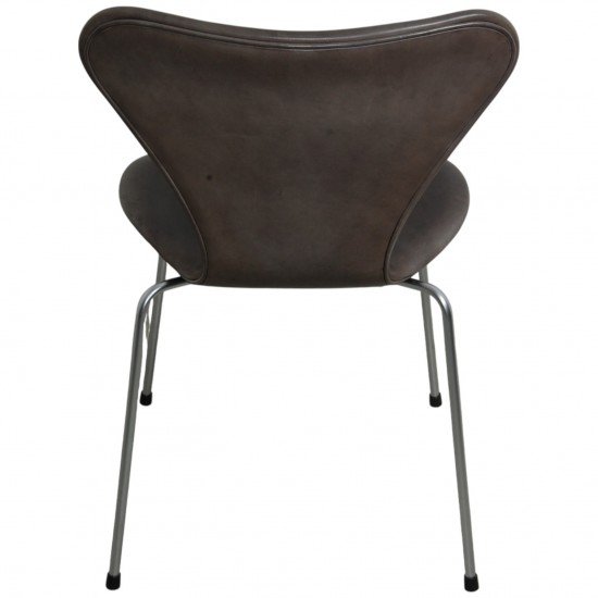 Sæt af 4 Arne Jacobsen Syver stole i patineret sort anilin læder