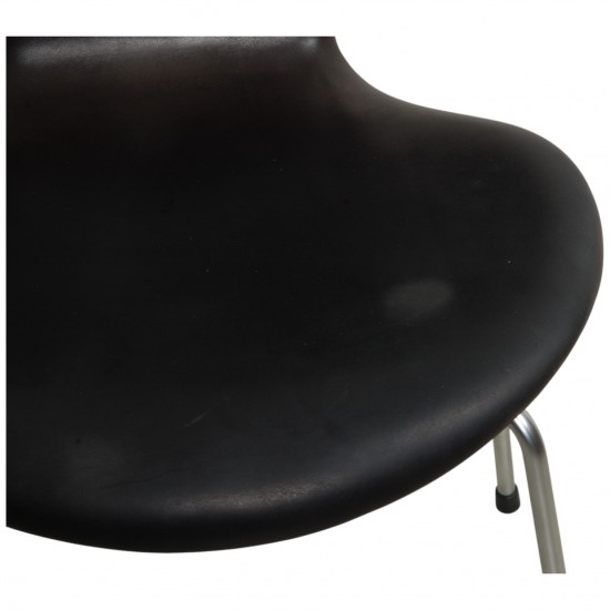 Sæt af 4 Arne Jacobsen Syver stole i patineret sort anilin læder