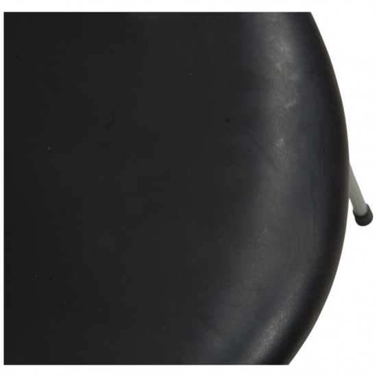 Sæt af 4 Arne Jacobsen Syver stole i patineret sort anilin læder