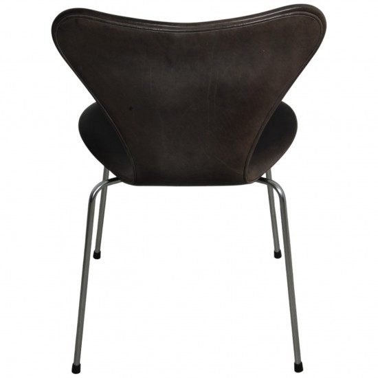 Sæt af 4 Arne Jacobsen Syver stole i patineret sort anilin læder