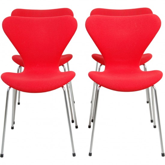 Sæt af fire Arne Jacobsen Syver stole i rødt stof
