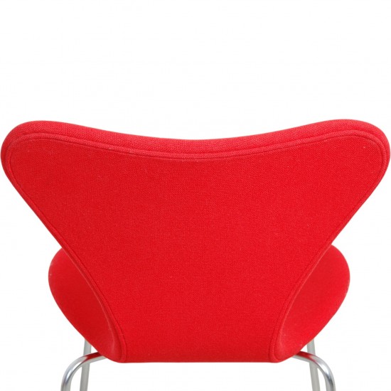 Sæt af fire Arne Jacobsen Syver stole i rødt stof