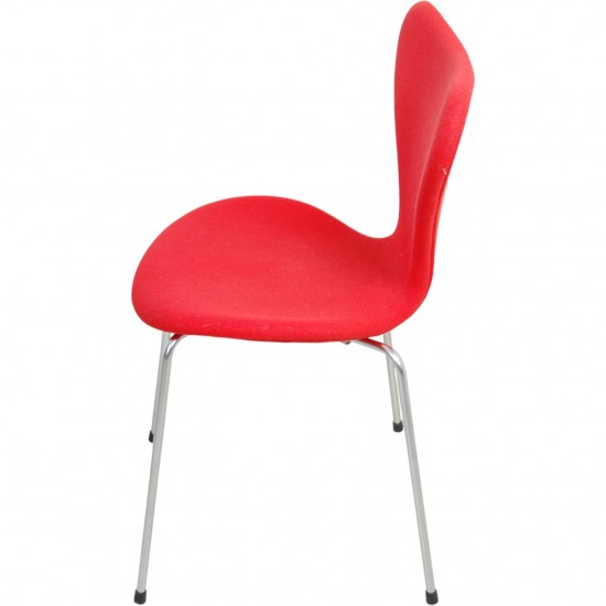 Sæt af fire Arne Jacobsen Syver stole i rødt stof