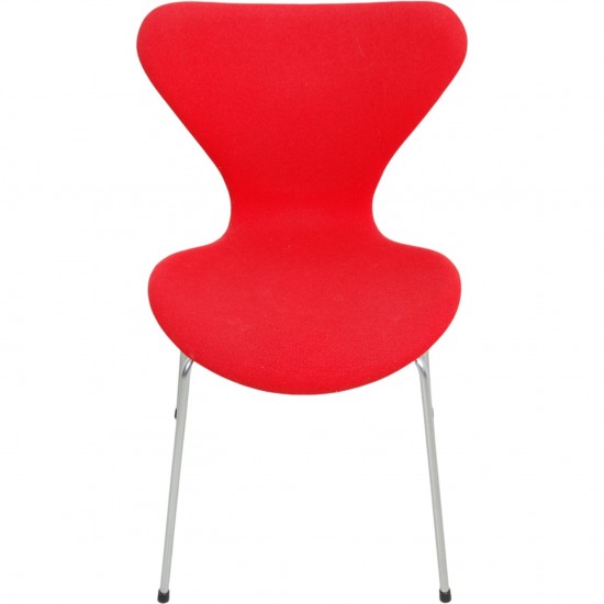 Sæt af fire Arne Jacobsen Syver stole i rødt stof