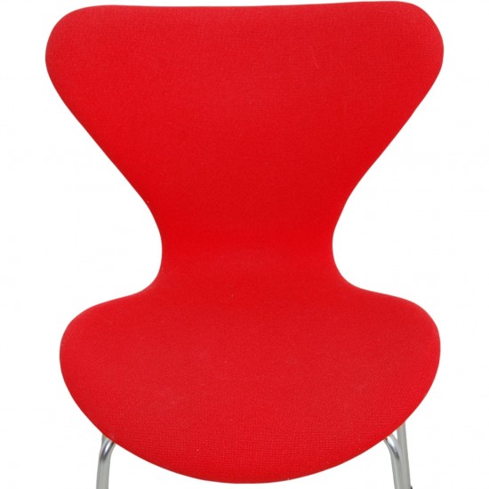 Sæt af fire Arne Jacobsen Syver stole i rødt stof