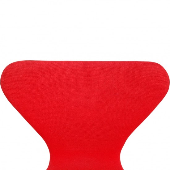 Sæt af fire Arne Jacobsen Syver stole i rødt stof