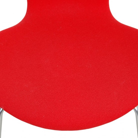 Sæt af fire Arne Jacobsen Syver stole i rødt stof