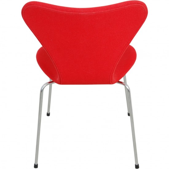 Sæt af fire Arne Jacobsen Syver stole i rødt stof