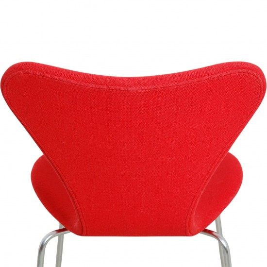 Sæt af fire Arne Jacobsen Syver stole i rødt stof