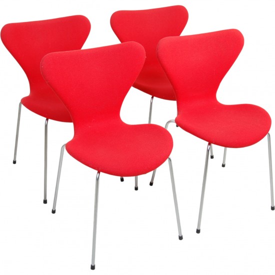 Sæt af fire Arne Jacobsen Syver stole i rødt stof