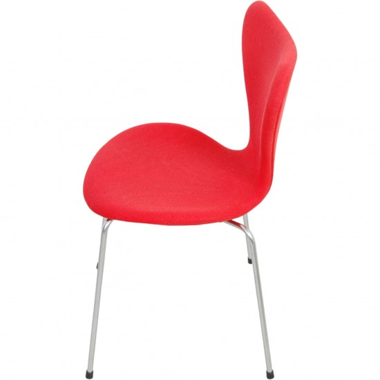 Sæt af fire Arne Jacobsen Syver stole i rødt stof