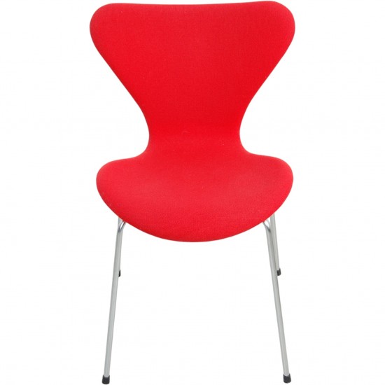 Sæt af fire Arne Jacobsen Syver stole i rødt stof