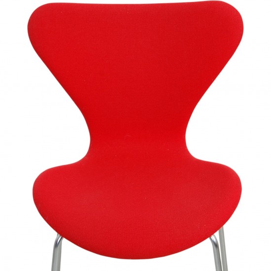 Sæt af fire Arne Jacobsen Syver stole i rødt stof