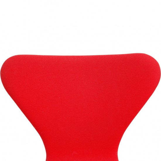 Sæt af fire Arne Jacobsen Syver stole i rødt stof