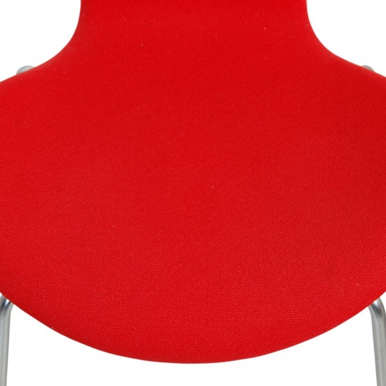 Sæt af fire Arne Jacobsen Syver stole i rødt stof