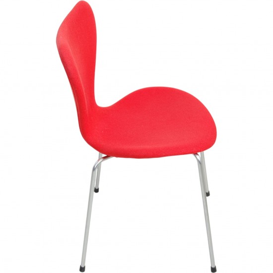 Sæt af fire Arne Jacobsen Syver stole i rødt stof