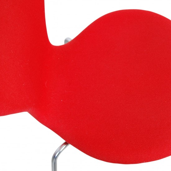 Sæt af fire Arne Jacobsen Syver stole i rødt stof
