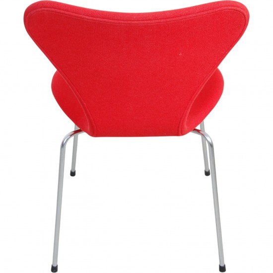 Sæt af fire Arne Jacobsen Syver stole i rødt stof