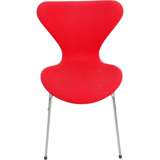 Sæt af fire Arne Jacobsen Syver stole i rødt stof