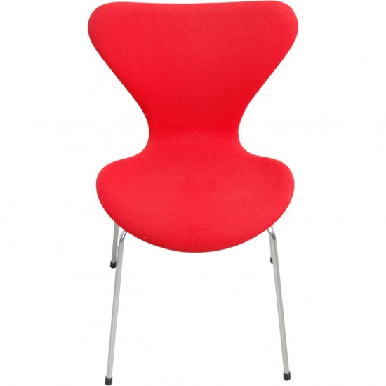 Sæt af fire Arne Jacobsen Syver stole i rødt stof