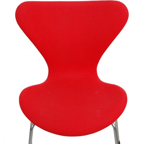 Sæt af fire Arne Jacobsen Syver stole i rødt stof
