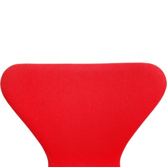 Sæt af fire Arne Jacobsen Syver stole i rødt stof