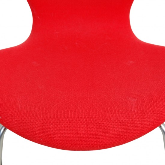 Sæt af fire Arne Jacobsen Syver stole i rødt stof