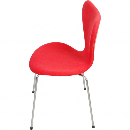 Sæt af fire Arne Jacobsen Syver stole i rødt stof