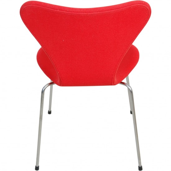 Sæt af fire Arne Jacobsen Syver stole i rødt stof