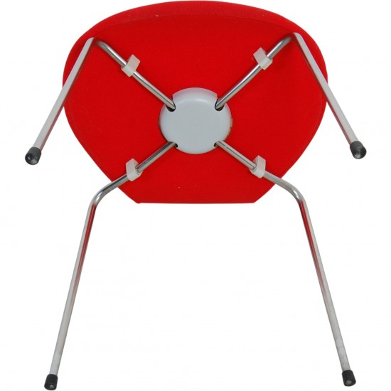 Sæt af fire Arne Jacobsen Syver stole i rødt stof