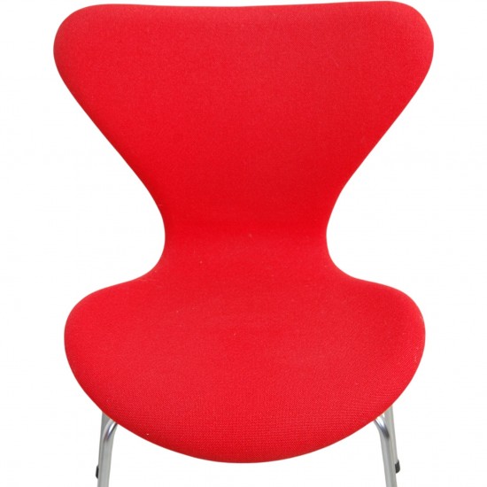 Sæt af fire Arne Jacobsen Syver stole i rødt stof
