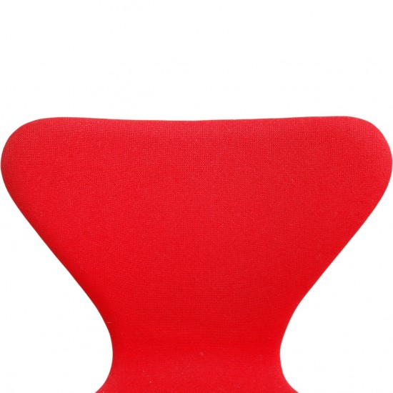 Sæt af fire Arne Jacobsen Syver stole i rødt stof