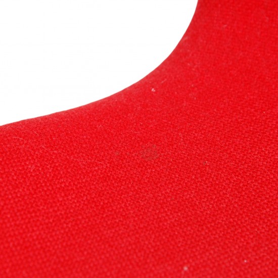 Sæt af fire Arne Jacobsen Syver stole i rødt stof