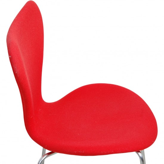 Sæt af fire Arne Jacobsen Syver stole i rødt stof