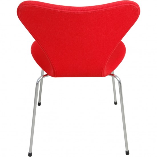 Sæt af fire Arne Jacobsen Syver stole i rødt stof