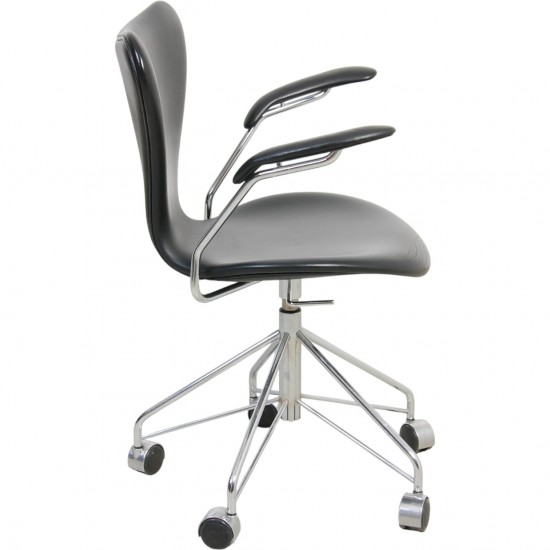 Arne Jacobsen 3217 Syver kontorstol i sort Essential læder