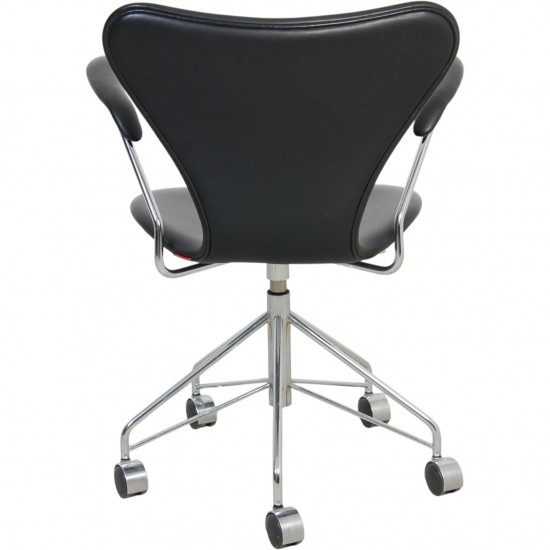 Arne Jacobsen 3217 Syver kontorstol i sort Essential læder