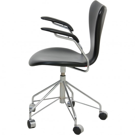 Arne Jacobsen 3217 Syver kontorstol i sort Essential læder